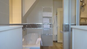 Deluxe-Zimmer, 1 King-Bett (Living Room) | Badezimmer | Kostenlose Toilettenartikel, Haartrockner, Handtücher