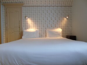 Deluxe Room, 1 King Bed (Living Room)