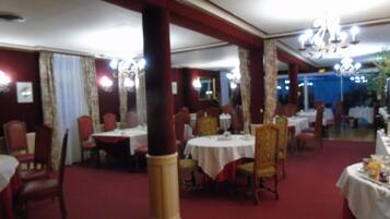 Petit déjeuner continental (14 EUR par personne)