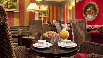 Se ofrece un desayuno bufé (16 EUR por persona)