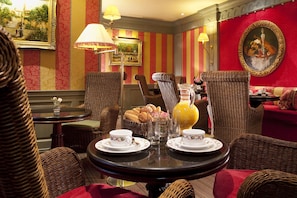 Daily buffet breakfast for a fee - Hotel Chambiges Elysées (Paris)
