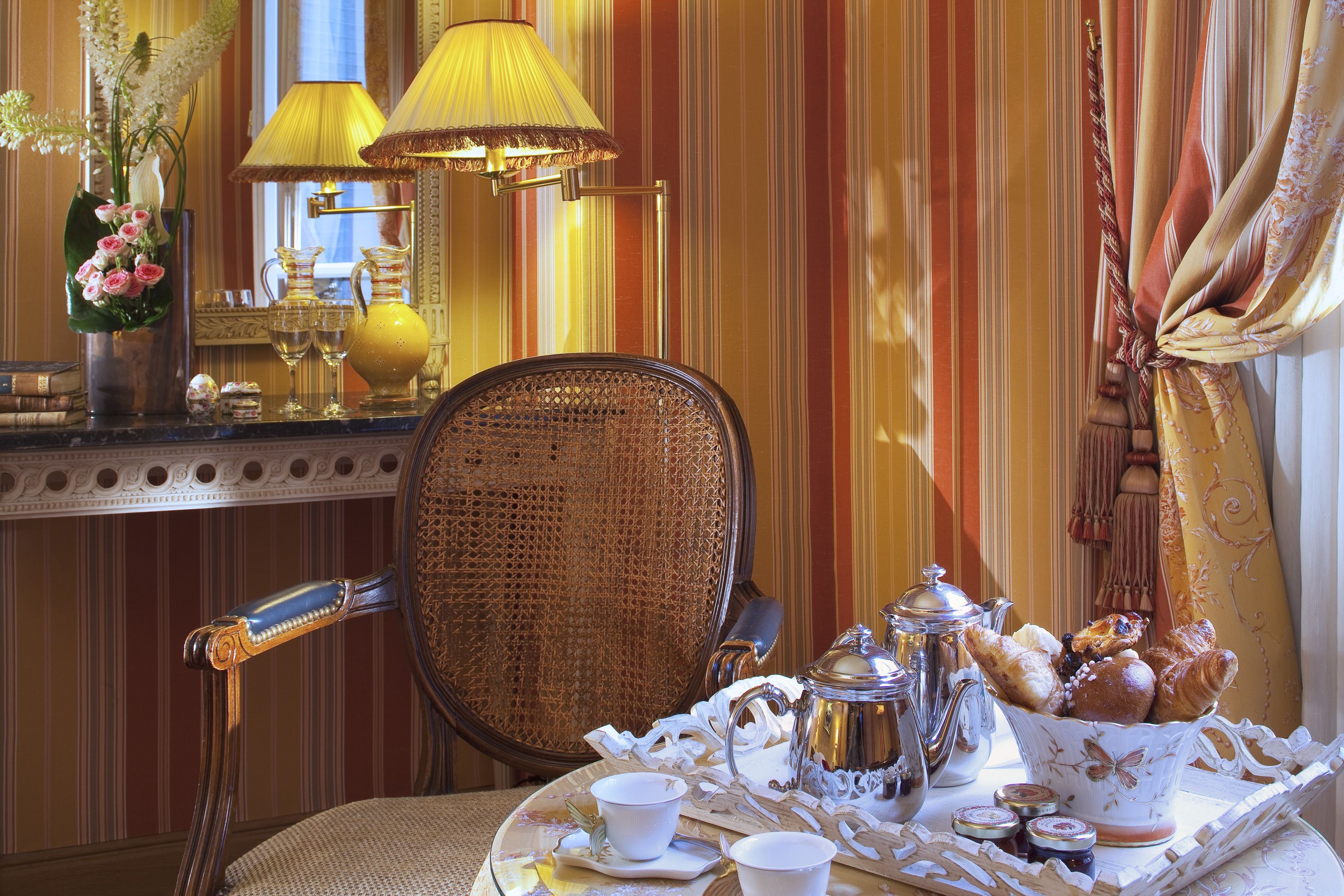 standard double room | minibar, in-room safe, individually decorated, desk