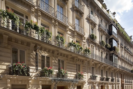 Exterior detail. Hotel Chambiges Elysées