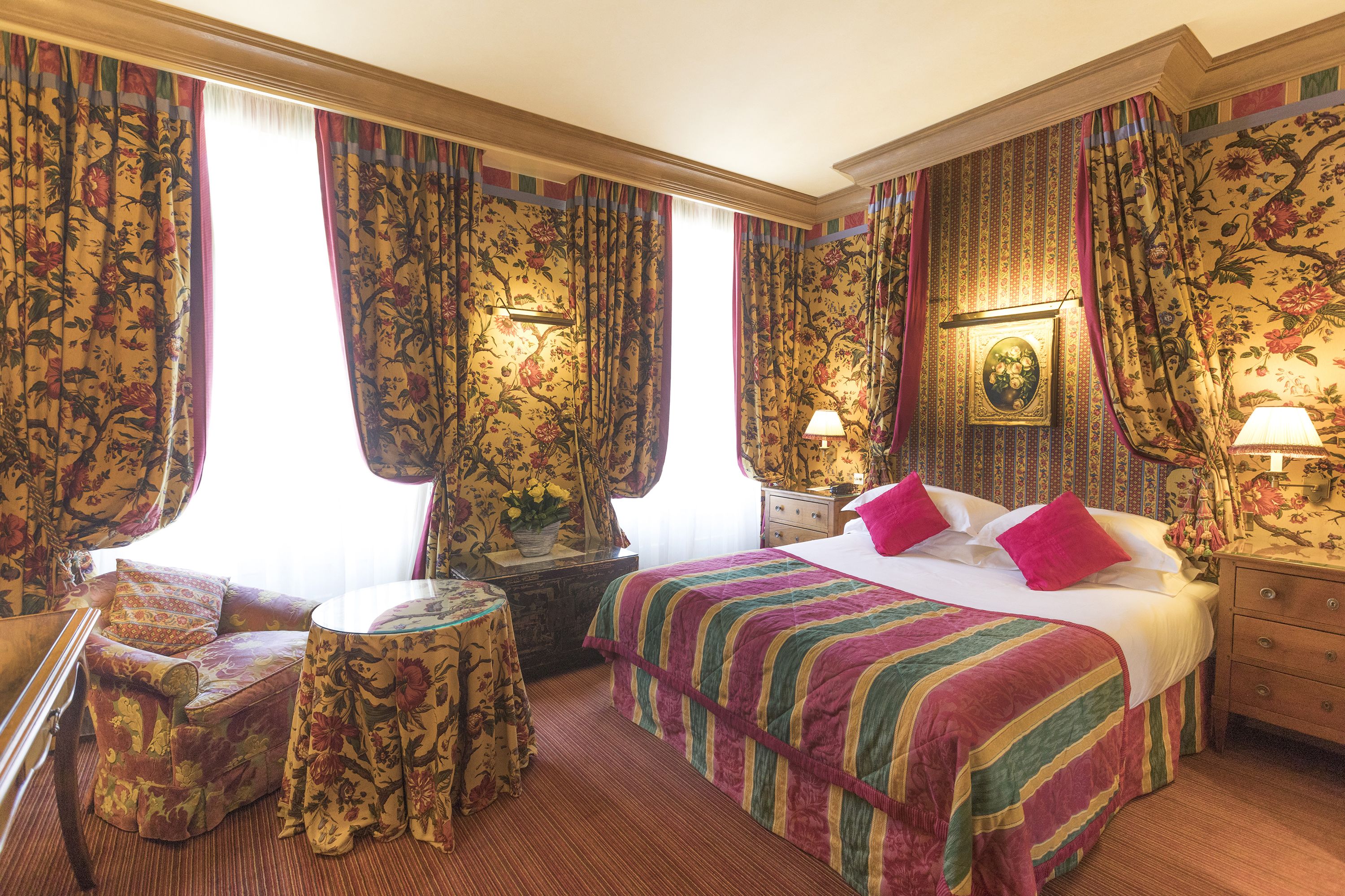 standard double room | minibar, in-room safe, individually decorated, desk