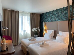 Chambre Lits Jumeaux Privilege | Premium bedding, in-room safe, desk, laptop workspace - Dali Hôtel - Restaurant (Perpignan)
