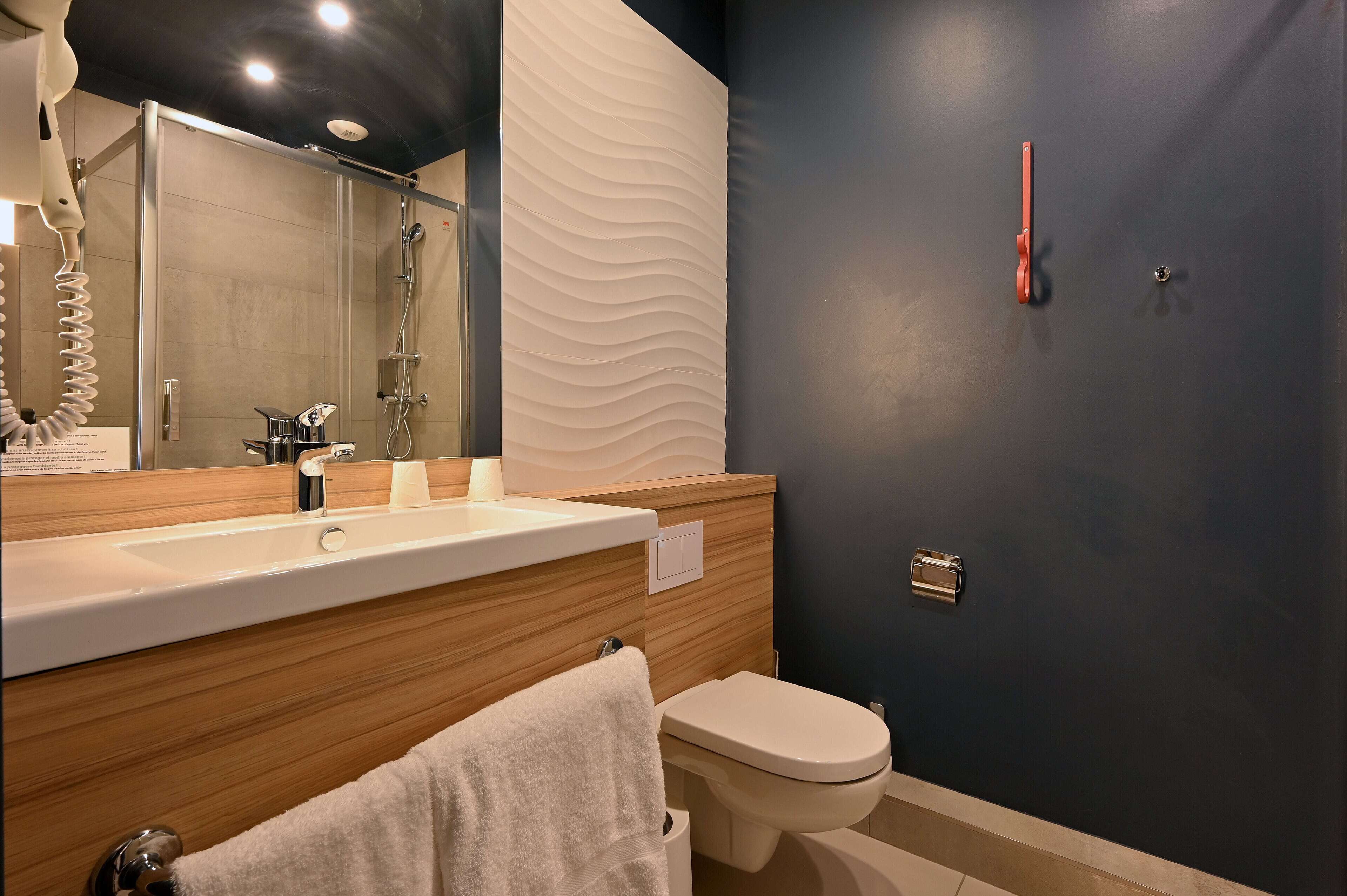 junior double room | bathroom | hair dryer, towels