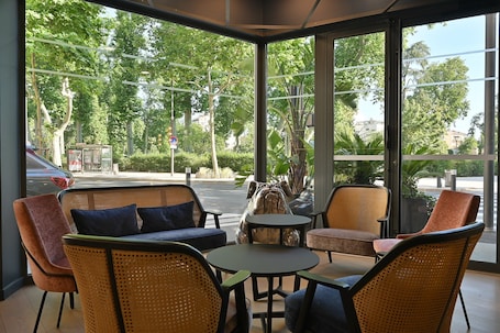 Lobby lounge. Dali Hôtel - Restaurant