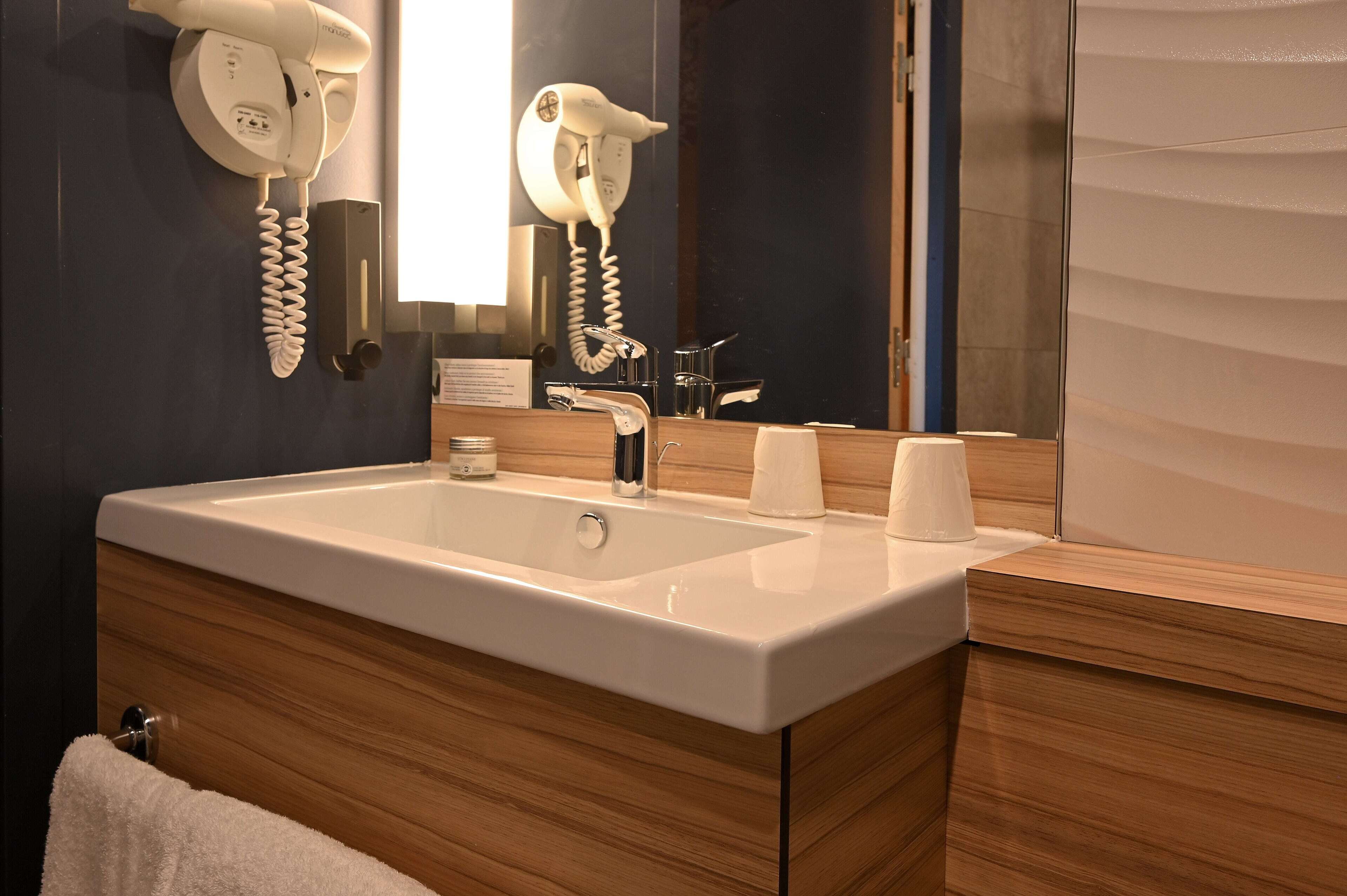 junior double room | bathroom | hair dryer, towels