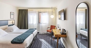 Desk, free WiFi, alarm clocks