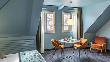 Desk, free WiFi, alarm clocks