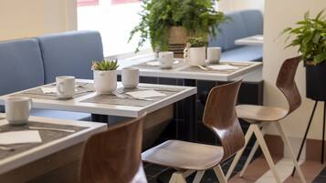 Petit déjeuner buffet (10 EUR par personne)