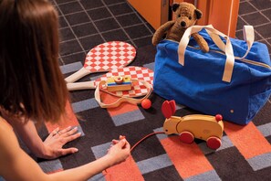 Desk, free WiFi, alarm clocks