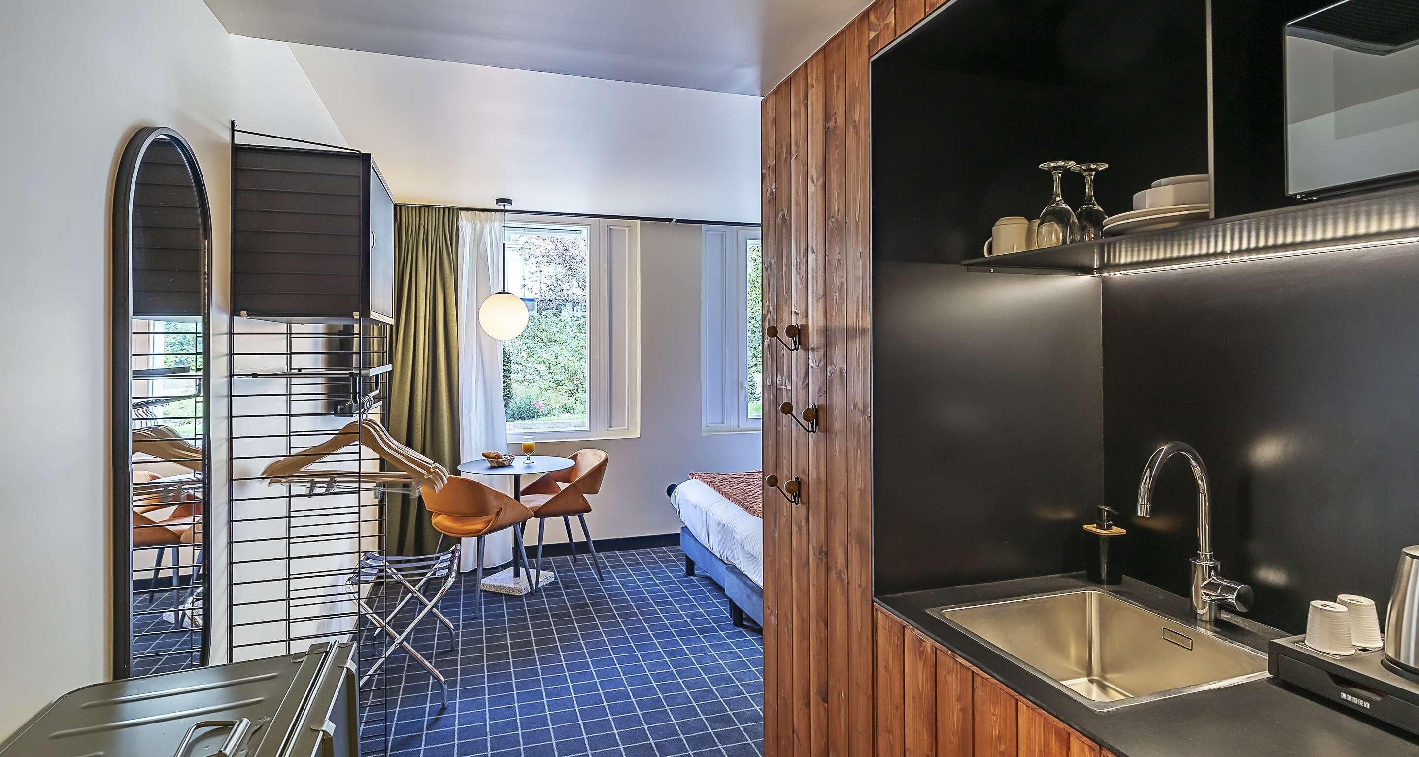 Desk, free WiFi, alarm clocks