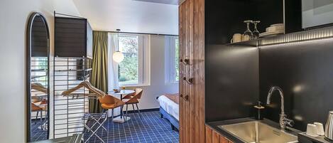 Desk, free WiFi, alarm clocks