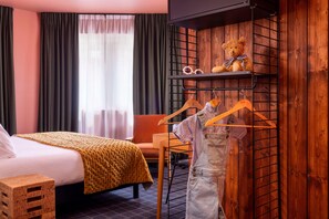 Desk, free WiFi, alarm clocks