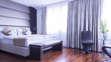 Quarto casal premium | Área de estar | TV 35 polegadas com canais via satélite, escritórios