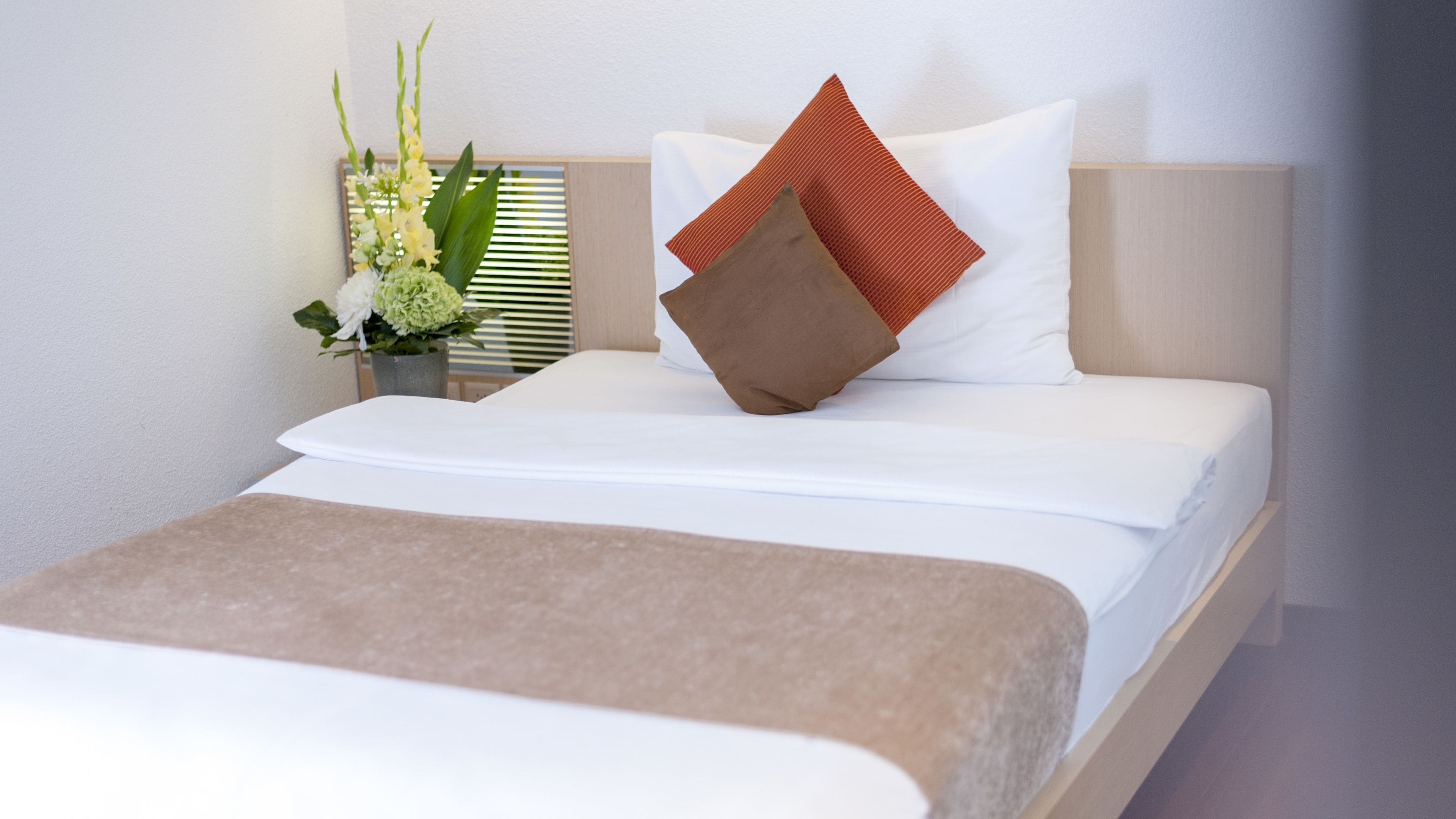 premium single room | premium bedding, in-room safe, desk, laptop workspace
