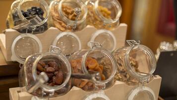 Café da manhã continental todos os dias (CHF 25.00 por pessoa)