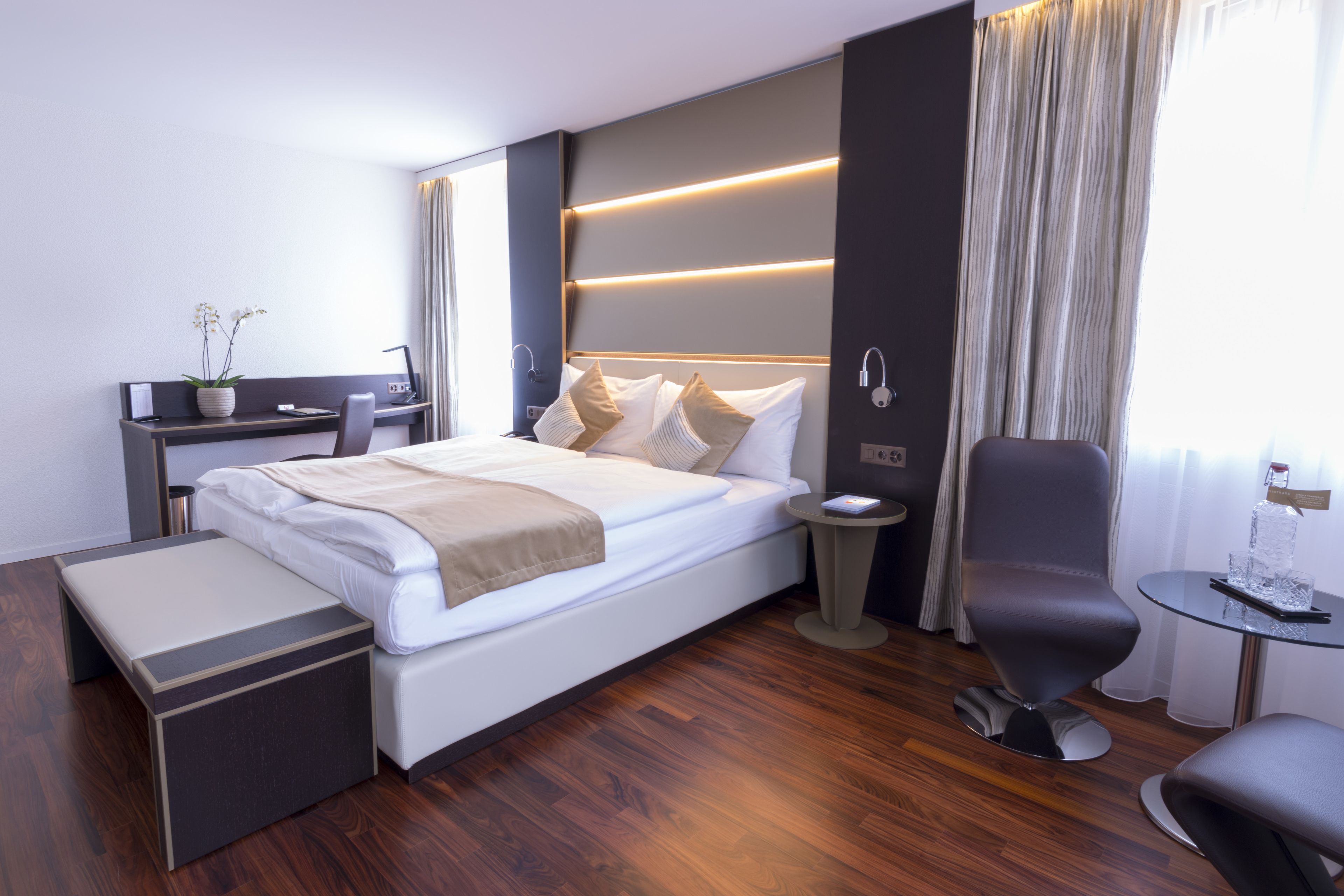 premium double room | premium bedding, in-room safe, desk, laptop workspace