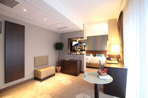 Comfort Room, 1 Double Bed | Living area