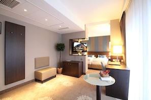 Comfort Room, 1 Double Bed | Living area