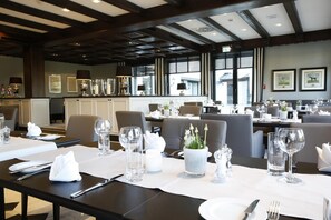 2 restaurantes; se sirven desayunos, almuerzos y cocina internacional 