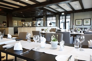 2 restaurants, breakfast, lunch, dinner served; international cuisine