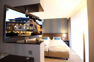 Bộ đồ giường kháng dị ứng, minibar, két bảo mật tại phòng, bàn 