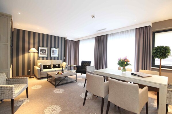 Televisión de pantalla plana de 40 pulgadas con canales por cable 