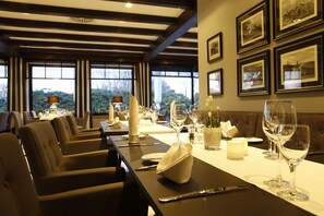 2 restaurants, breakfast, lunch, dinner served; international cuisine 