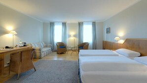 أغطية فراش متميزة وخزنة داخل الغرفة ومكتب ومساحة عمل للكمبيوتر المحمول