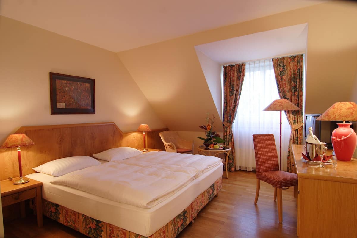 Premium bedding, individually decorated, individually furnished, desk