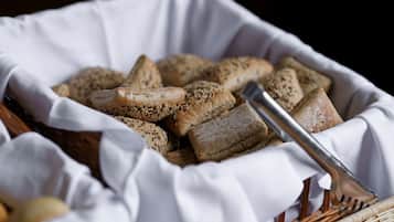 Una cesta con rebanadas de pan de sésamo, acompañada de un tenedor.