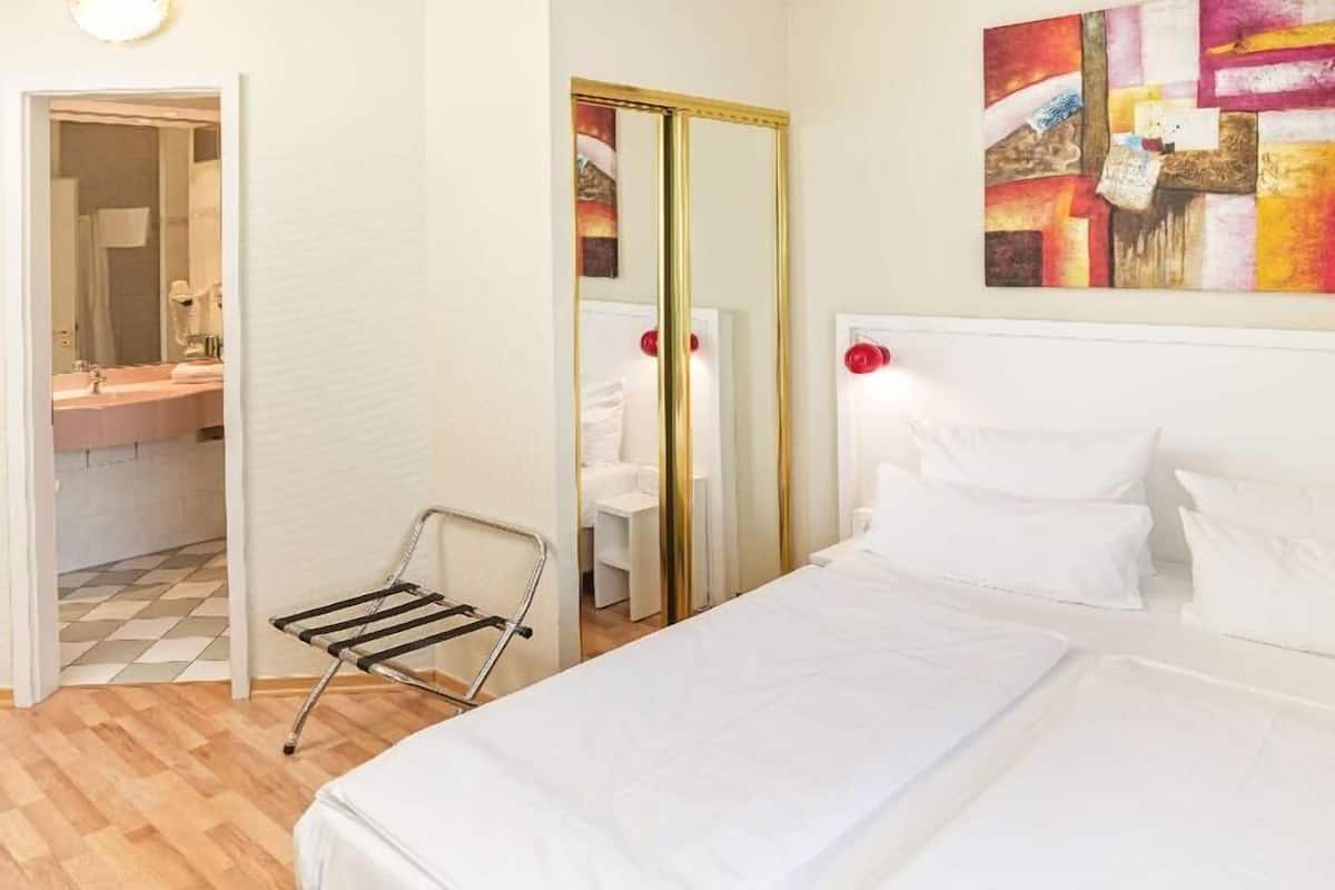 Escritorio, insonorización y tabla de planchar con plancha