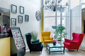 Coin salon dans le hall