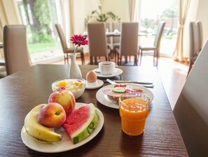 Päivittäinen täysi aamiainen maksusta