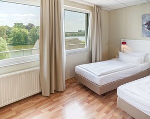 Chambre Confort, 2 lits jumeaux | Coffre-fort, bureau, système d’insonorisation, fer et planche à repasser