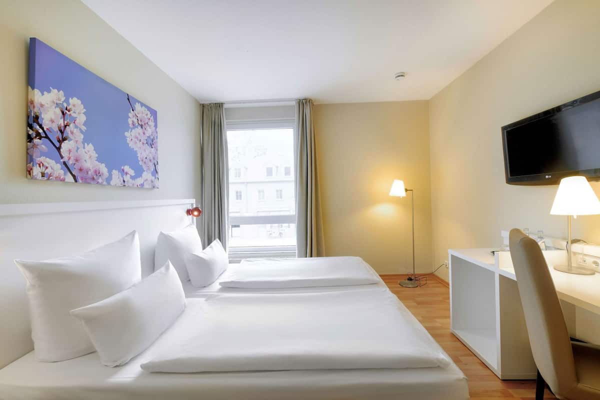 Escritorio, insonorización y tabla de planchar con plancha