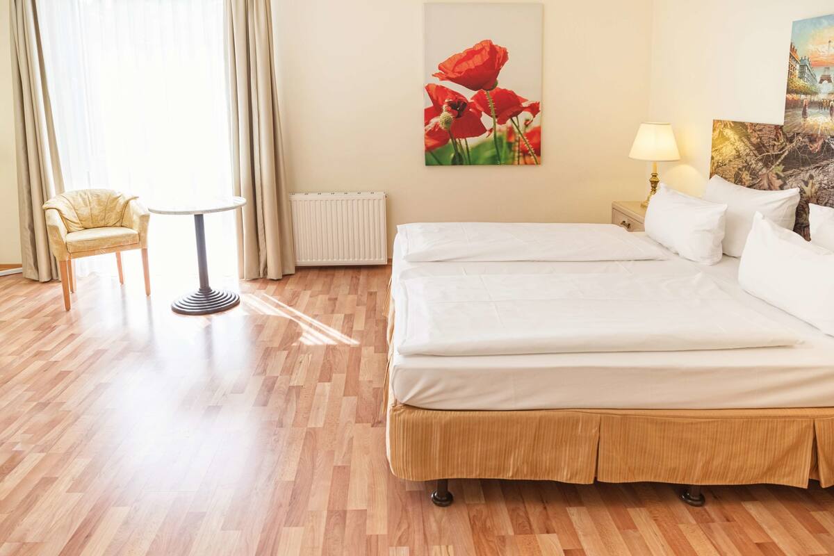 Comfort-Zimmer, 1 Doppelbett (17SQM, Free WiFi) | Schreibtisch, schallisolierte Zimmer, Bügeleisen/Bügelbrett