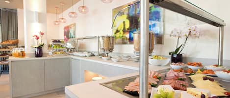 Frukostbuffé varje dag (EUR 18 per person)