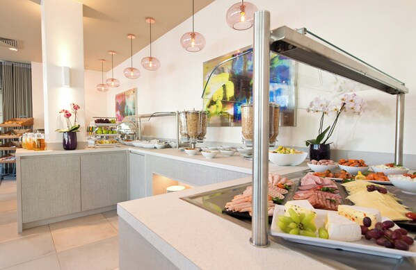 Desayuno buffet (EUR 18 por persona) 