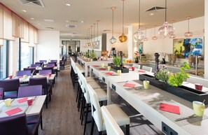 Tägliches Frühstücksbuffet (18 EUR pro Person)