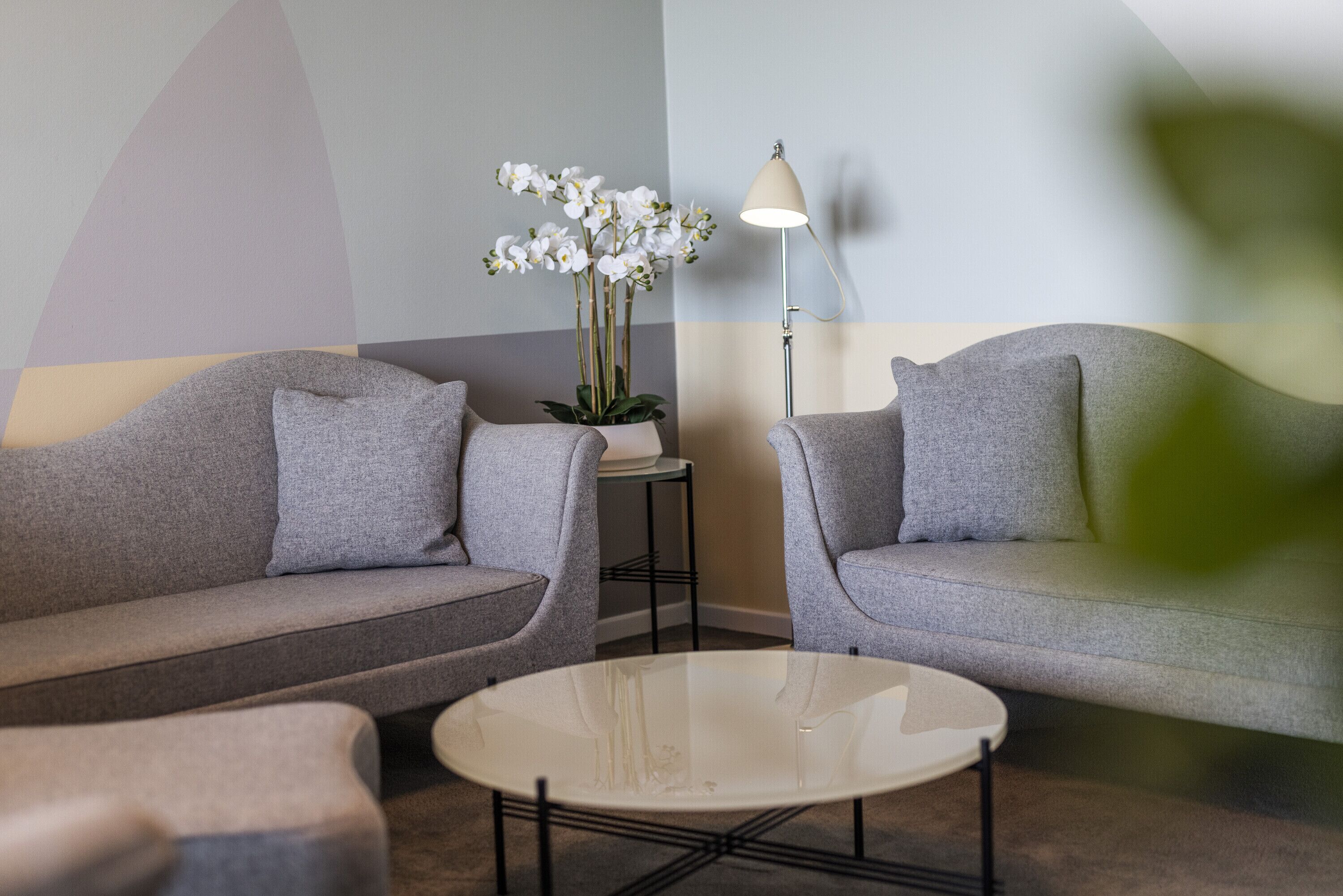 suite | living area | flat-screen tv