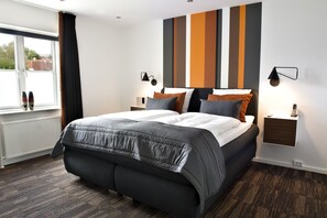 Suite, Jetted Tub, Lake View