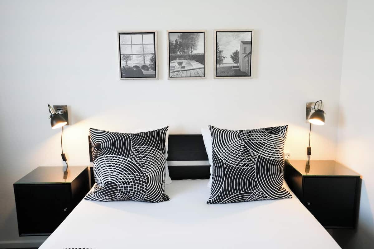 Standard Double Room | 1 bedroom, in-room safe, desk, laptop workspace