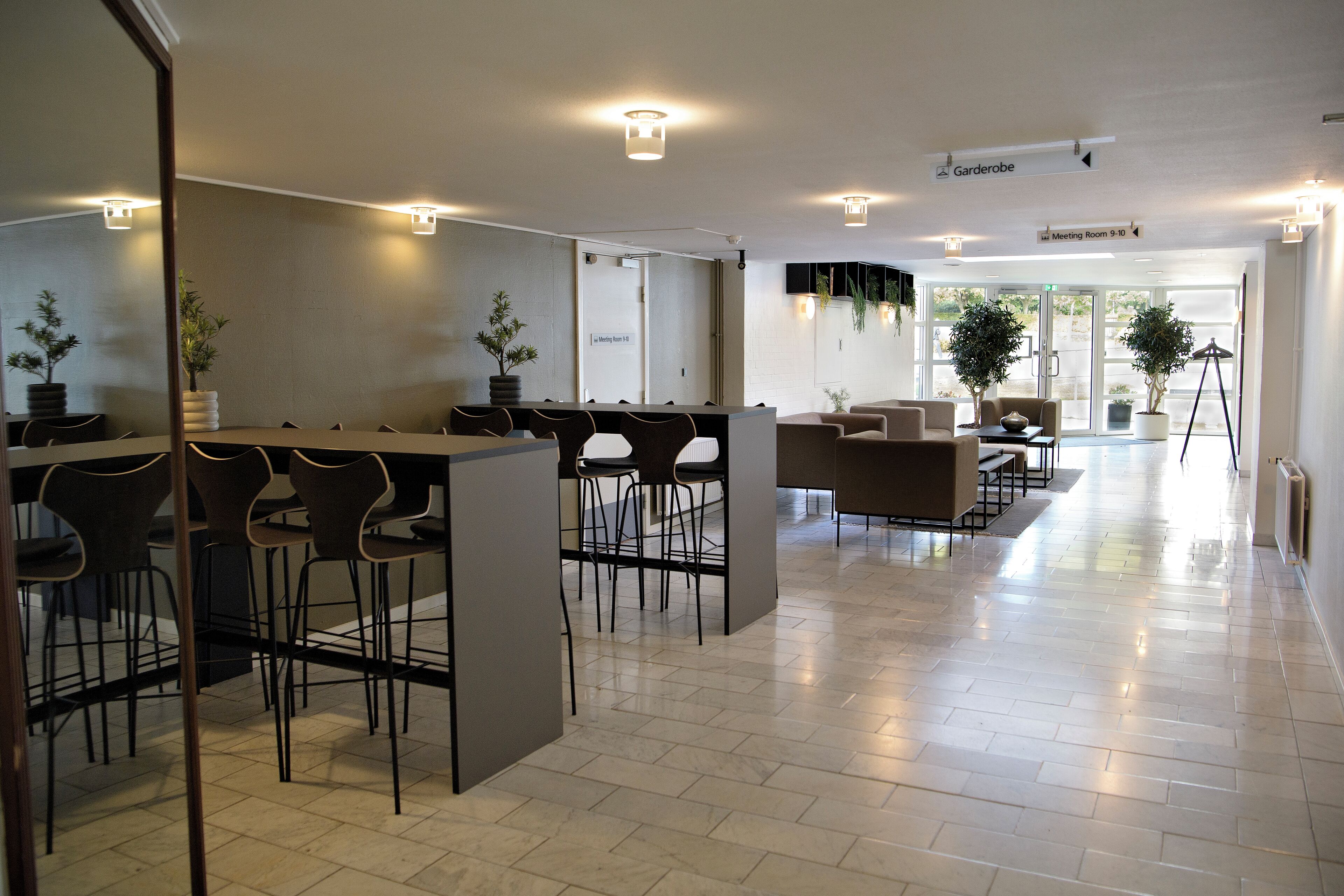 32-inch flat-screen tv with cable channels, tv