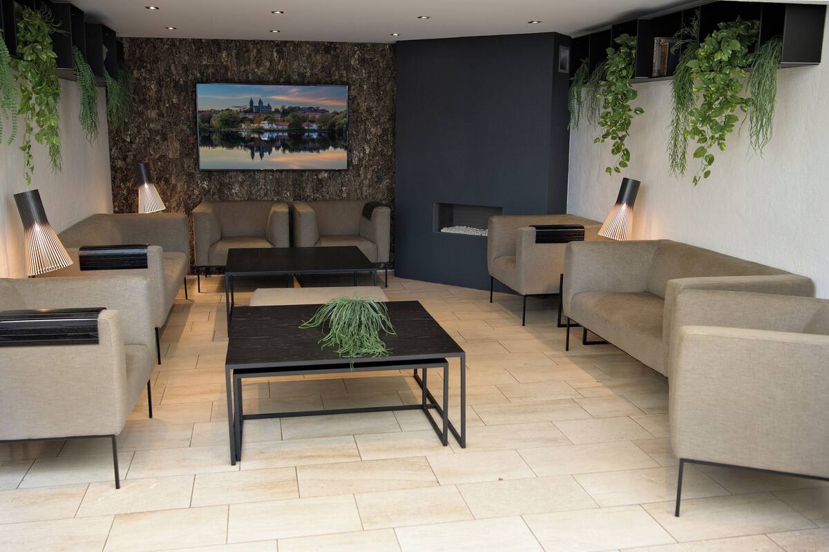 32-inch flat-screen tv with cable channels, tv