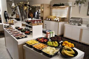 Free daily buffet breakfast