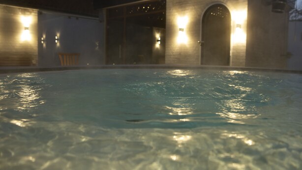 A swimming pool with clear water and surrounding walls. - Golf Hotel Viborg (Viborg)