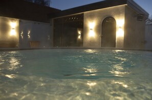 Piscina interna, espreguiçadeiras